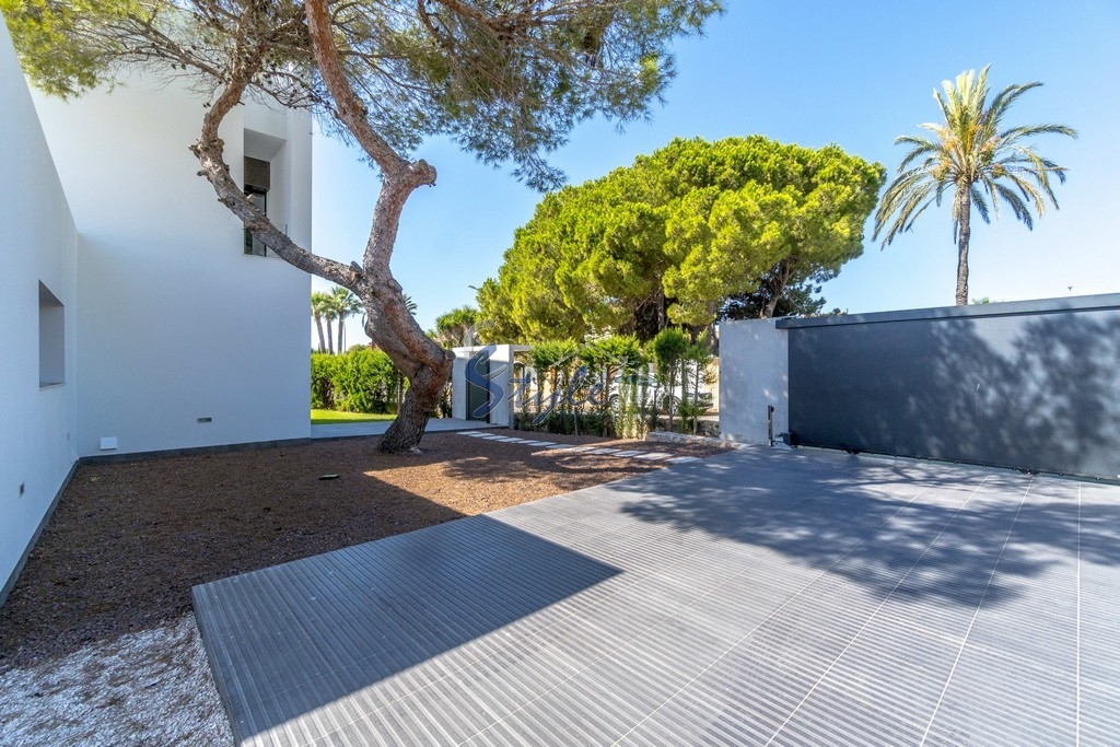 Buy New villa with plot and private pool in Dehesa de Campoamor close to the sea. ID ON1153_43