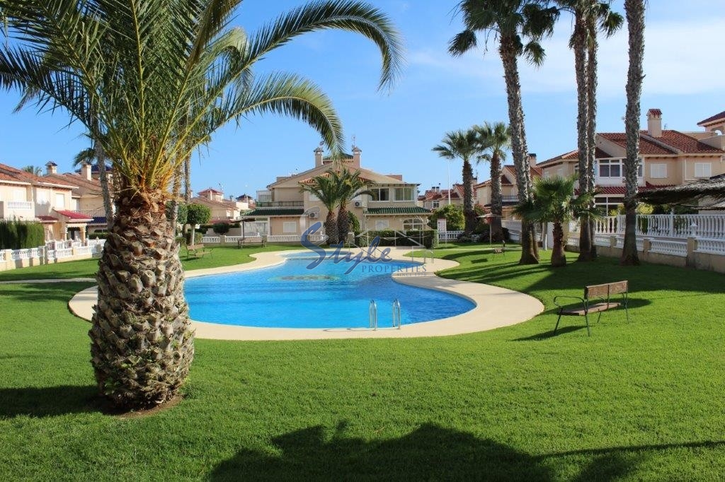 Comprar apartamento planta alta con piscina y cerca del mar en Playa Flamenca, Orihuela Costa. ID: 4135