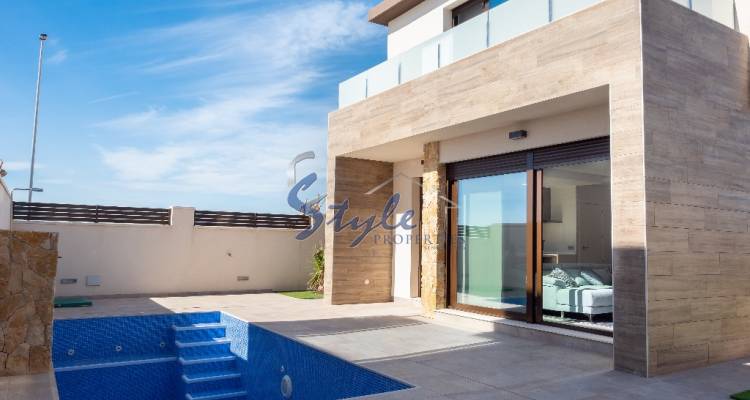 Moderno chalet totalmente amueblado con piscina en venta en Torre de Horadada, Costs Blanca South, España