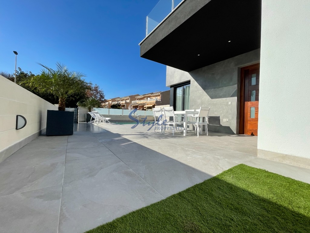 For sale new spacious villas with pool and garage in Los Altos