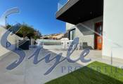 For sale new spacious villas with pool and garage in Los Altos