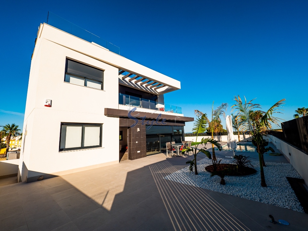 Villas  nuevas en venta en La Finca Golf, Costa Blanca. ON1211