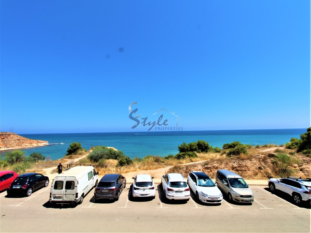 Adosado con vistas directas al mar y primera línea de playa en Cabo Roig al lado del mar. ID 4450
