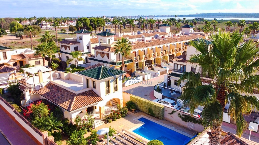For sale a detached villa with a swimming pool in Doña Pepa, Cuidad Quesada, Costa Blanca, Spain. ID1356