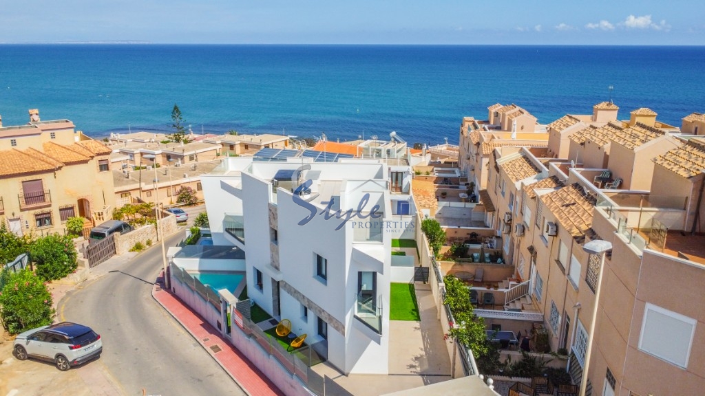 Se vende nueva villa con parcela y piscina privada en La Mata 150m del mar.ON1350 