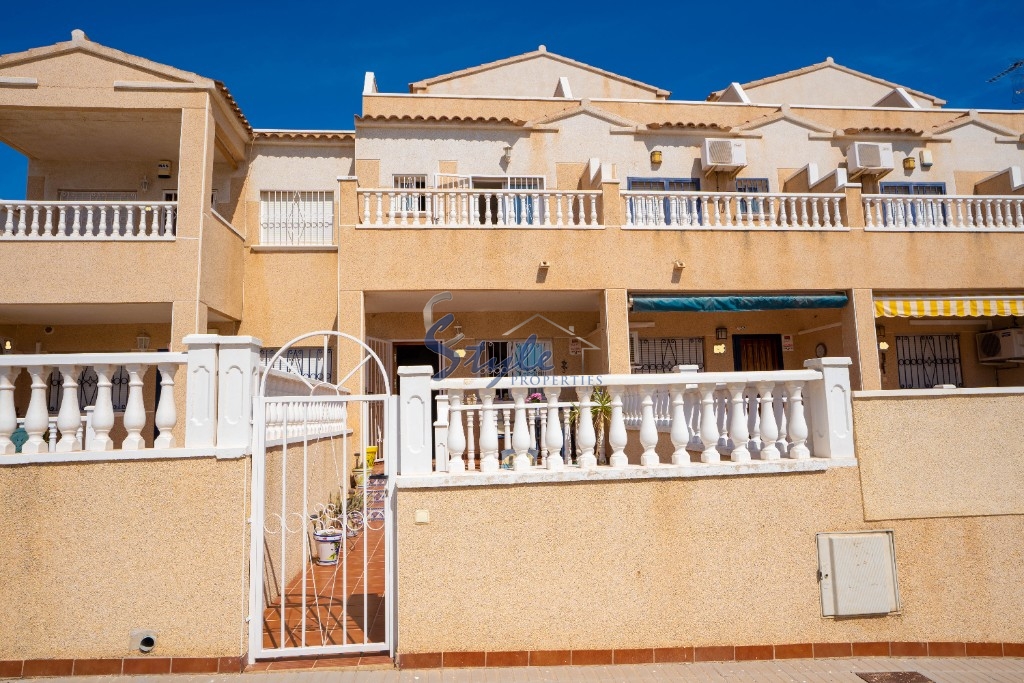 Se vende espaciosa casa adosada, sur, con vistas al mar en Punta Prima, Costa Blanca, España. ID1780