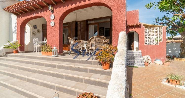 Продается полу отдельный дом в 300 метрах от пляжа в Пунта Прима, Коста Бланка, Испания. ID1613