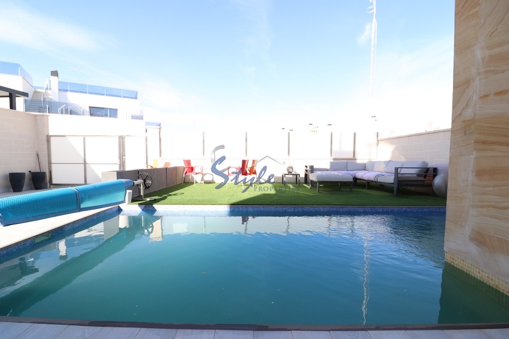 Comprar villa con piscina en Lomas de Cabo Roig, Orihuela Costa cerca del mar. ID 6130