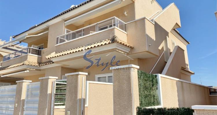 Apartment with private solarium for sale in Vista Azul, Punta Prima, Costa Blanca, Spain. ID3781