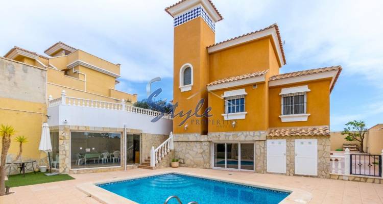Buy independent chalet with pool and garden in Villamartin close to golf course. ID 6153