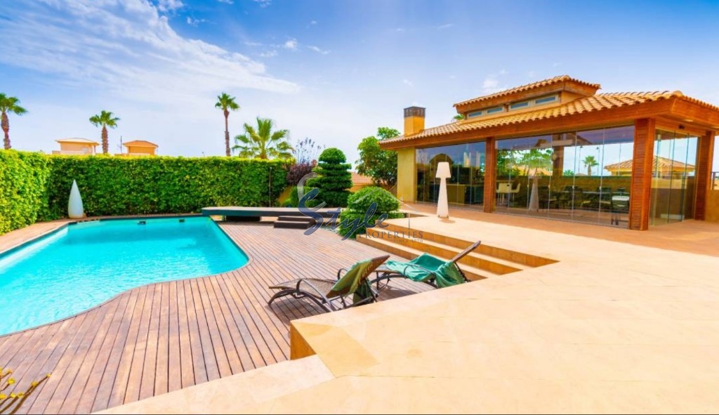 For sale villa with garden and pool in Torrevieja. ID 1814