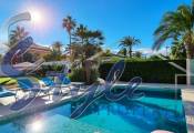 Comprar villa con piscina en Playa Flamenca, cerca del mar y las playas de Orihuela Costa. ID: 6170