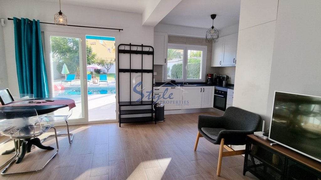 Buy villa with pool in Playa Flamenca, near the sea and close to the beaches of Orihuela Costa. ID: 6170